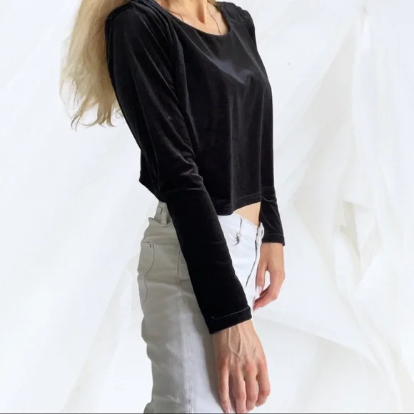 90’s black velvet top, ruched shoulder detail, long sleeves - Picture 5 of 13
